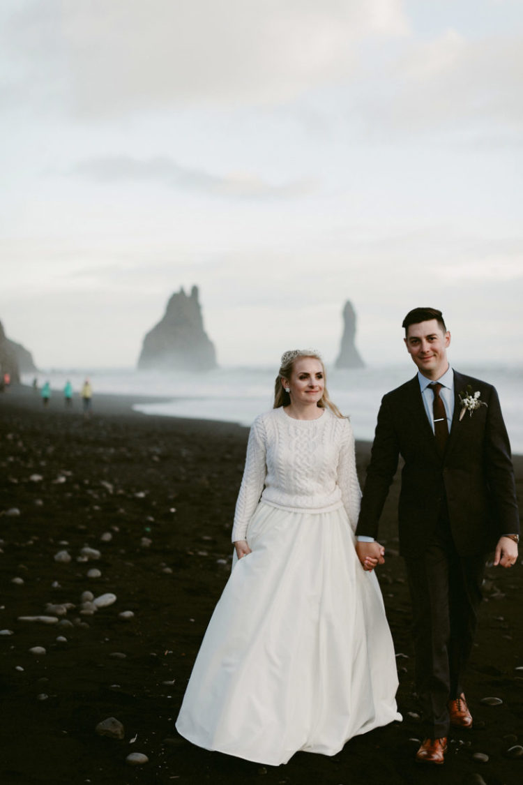 Das paar floh nach Island, mit Ihren Familien und bekam heirateten dort genießen Sie die hervorragende Schönheit der Landschaft