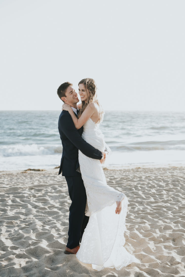 Diese entspannte Strand-Hochzeit fand auf einem Malibu beach und die Farbpalette war alles weiß