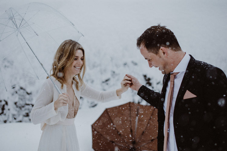 Dieser schneereiche winter Hochzeit in Bayern stattgefunden hat, es war charmant, gemütlich und chic