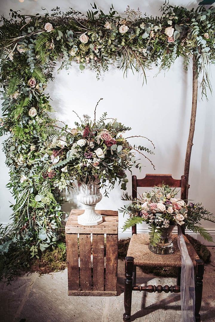 Die Hochzeit Blumen wurden strukturell mit mit viel grün, die traditionell für boho-Hochzeiten