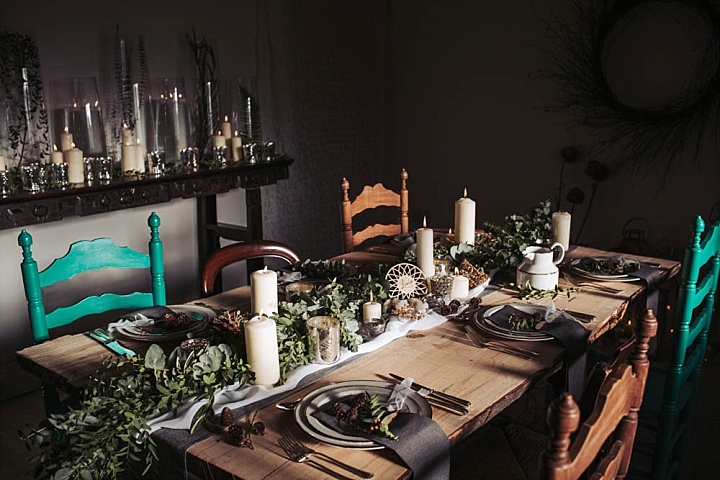 Der Hochzeits-Tischdekoration fertig war mit zwei Stoff-Läufer und einem grünen an der Spitze, Kerzen und Traumfänger