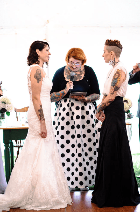 Die zweite Braut erschüttert eine schwarze maxi-Rock und einer weißen, V-Ausschnitt, ärmelloses top zu zeigen, Ihre tattoos
