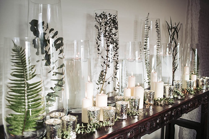 Grün in hohen Vasen und eine Menge von Kerzen ist eine wunderschöne Idee, die auch sehr budget-freundlich