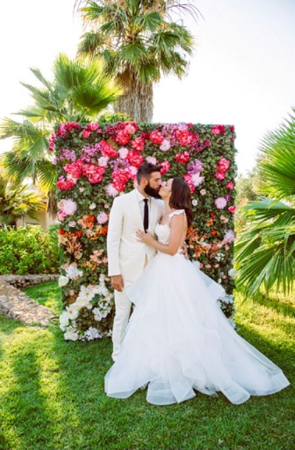 Dieses wunderschöne paar heiratete in Ibiza, Ihre Hochzeit war super glam und mit Blumen gefüllt bis zum Rand