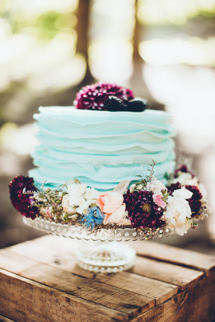 Die Hochzeitstorte war ein aqua-farbigen, mit kräftigen Blüten und garniert mit frischen Beeren