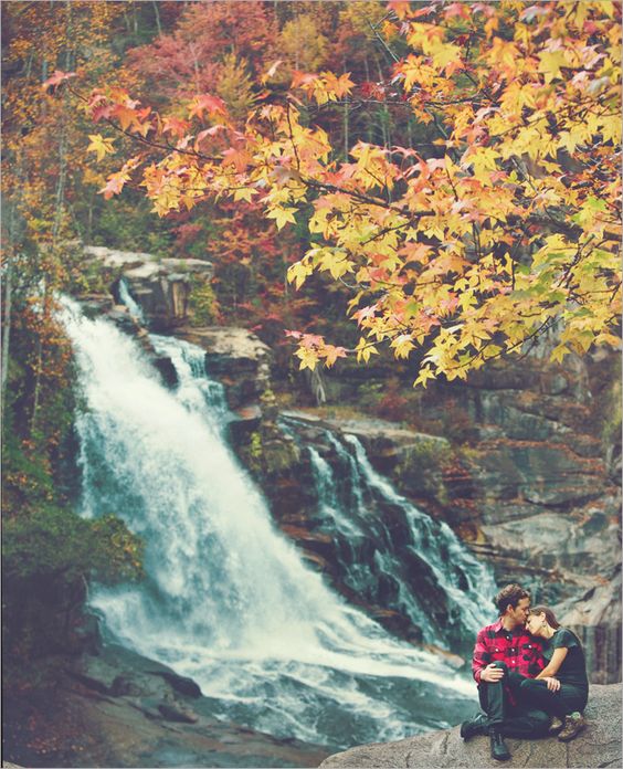 Herbst Wald mit einem Wasserfall und einem wunderschönen paar daneben
