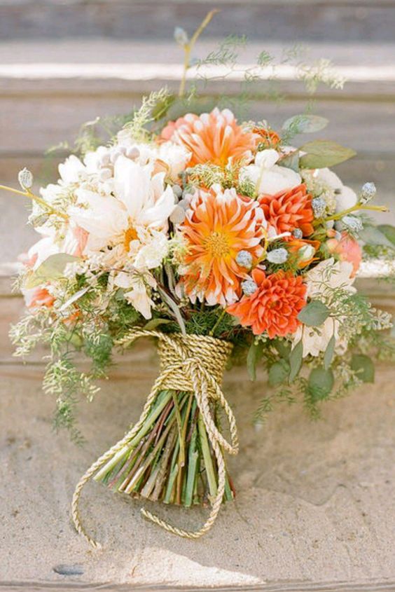 dezenten bouquet mit ein paar kräftigen orange Blumen umwickelt mit Seil