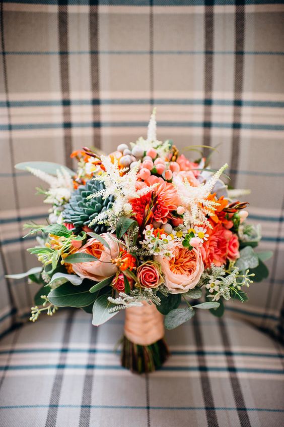 schöne und haptische Hochzeit bouquet in peachy-und orange-Tönen und mit scculents