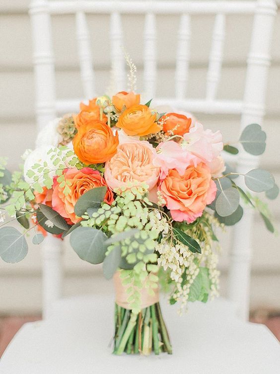 weiche peachy Hochzeit bouquet mit Orangen Ranunkeln für einen späten Sommer-Hochzeit