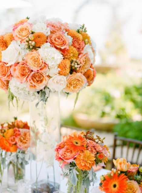 peachy, orange und cremige Blumen-arrangement für einen kühnen Hochzeit