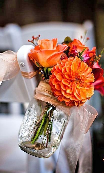 orange Blume Anordnung in a mason jar für die Hochzeit Gang Dekor