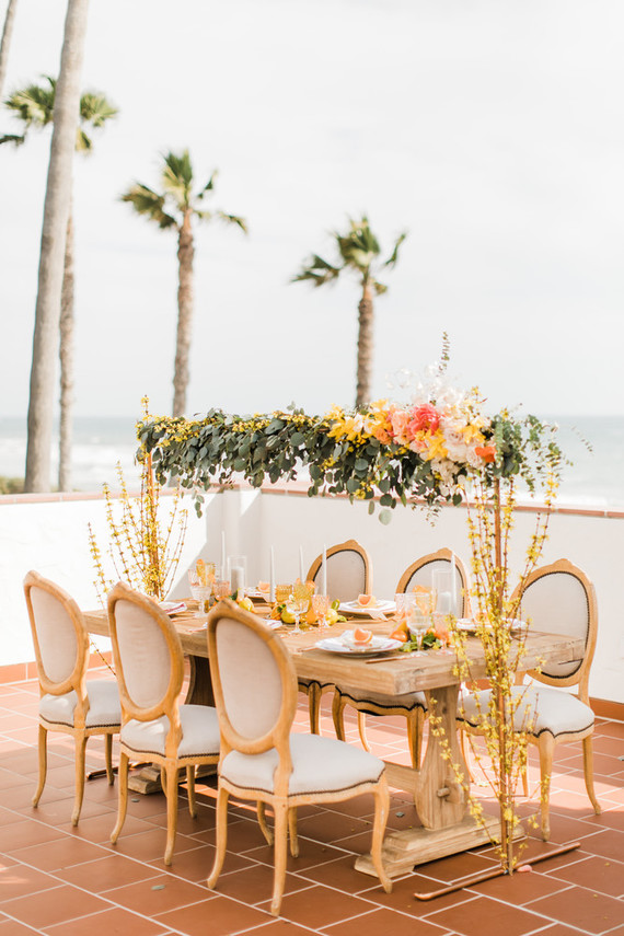 Hochzeit Tisch war dekoriert mit laub, Fett gelb, rosa und blush-Blüte Tisch-Läufer befestigt, über den Tisch