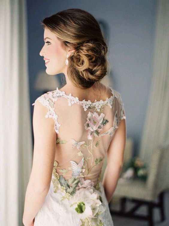 eine einzigartige Hochzeit Kleid mit einer illusion zurück-dekoriert mit Schmetterling -, Vogel-und Blumen-Applikationen von Claire Pettibone