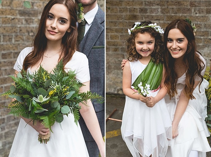 Die Blume Mädchen schaukelte ein weißes Kleid mit einem grünen und einem floral Krone für einen niedlichen look
