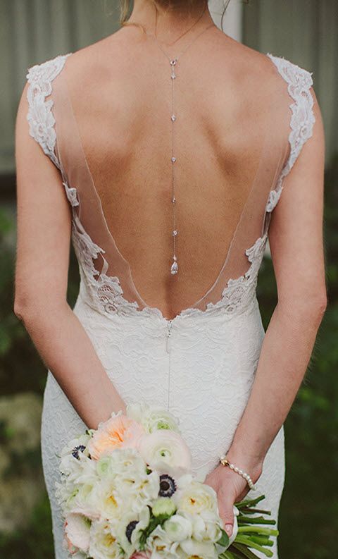 ein Silber Kristall zurück Anhänger ist eine luxuriöse und raffinierte Idee für eine Braut mit einem rückenfreies Kleid