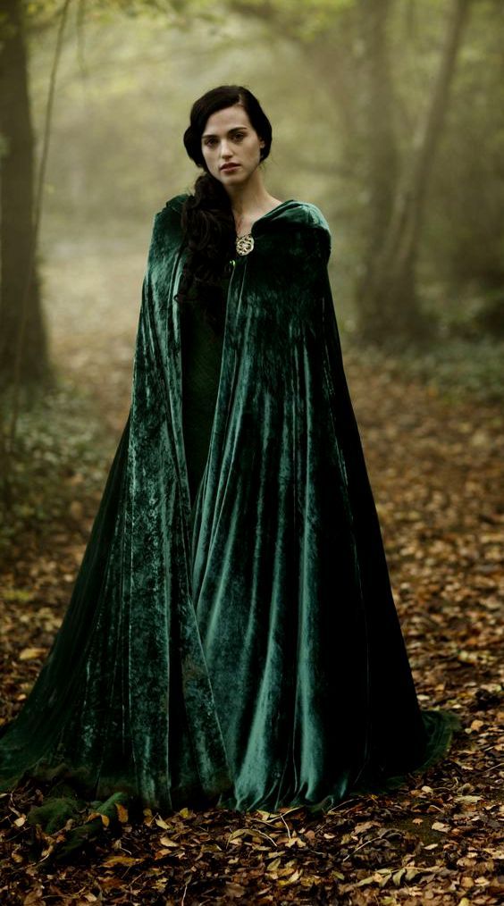 cover up mit einem Smaragd-Samtmantel zu fühlen, eine elfische Prinzessin
