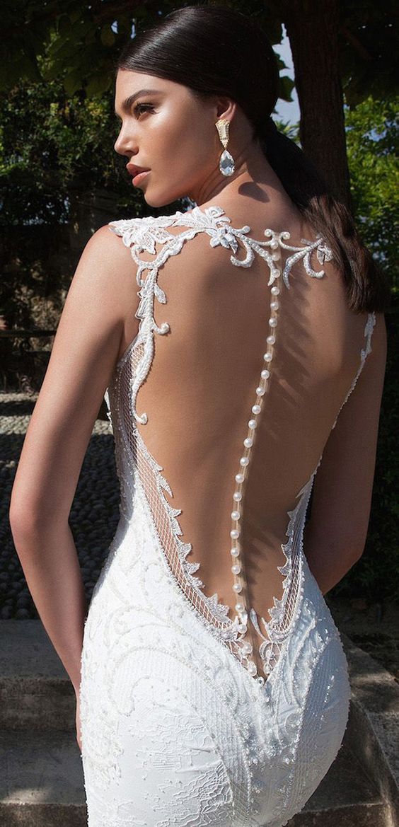 Meerjungfrau Hochzeitskleid mit illusion zurück, und eine Reihe von Schaltflächen, um es zu markieren