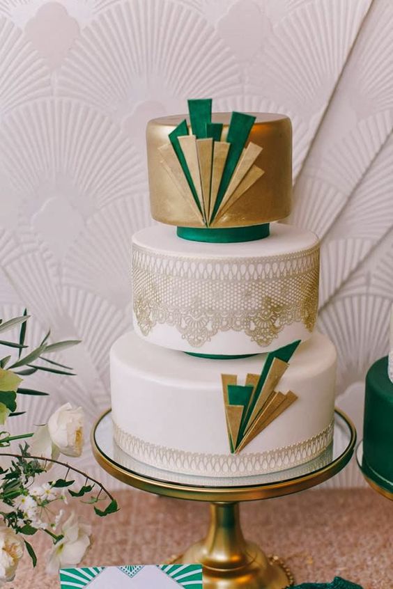 ein art-deco-Hochzeitstorte mit metallic-gold-Dekor und-Schichten, gold-Spitze-und Smaragd-Schliff