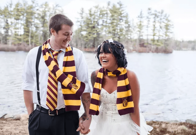 tragen Gryffindor Schals und Ihrem Bräutigam können auch hinzufügen, ein Band zu bringen, ein Harry-Potter-Geschmack
