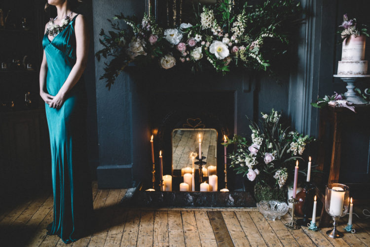 Die Brautjungfer schaukelte eine Fett-emerald-Kleid mit Trägern und Blumen-Halskette