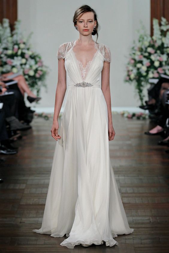 art-Déco-Stil Hochzeitskleid mit Spitze Kappe ärmeln, einem tiefen V-Ausschnitt mit Spitze Detaillierung und einem verzierten Gürtel