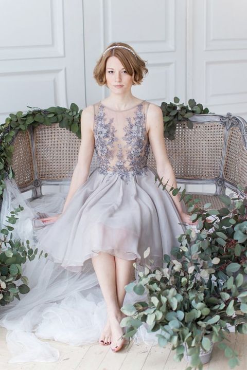 wunderschöne Lavendel-Hochzeits-Kleid mit ein ärmelloses illusion Mieder mit Spitzen Applikationen und Perlen