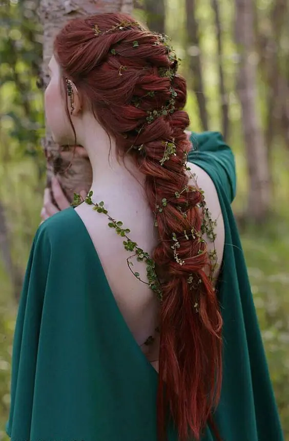 machen Sie einen großen Zopf und stecken Sie grün oder laub in der es, so wird Sie Aussehen wie eine elfische Prinzessin