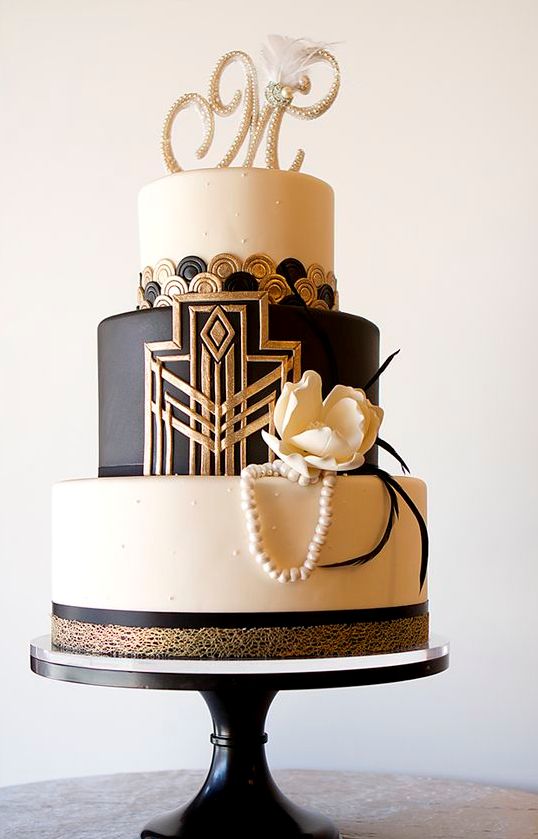 ein schwarz, weiß und gold-Hochzeitstorte mit geo-Dekor, Knöpfe, essbaren Perlen, eine Zucker-Blumen und Strass-Monogramm