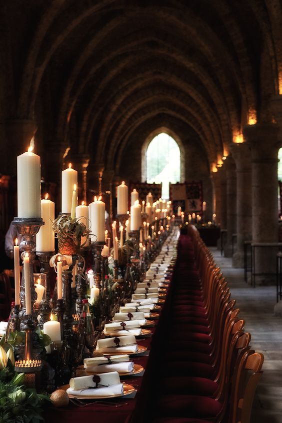 Harry-Potter-Hochzeit tablescape mit einer Kerze Tischläufer, Luft, Pflanzen und viel grün