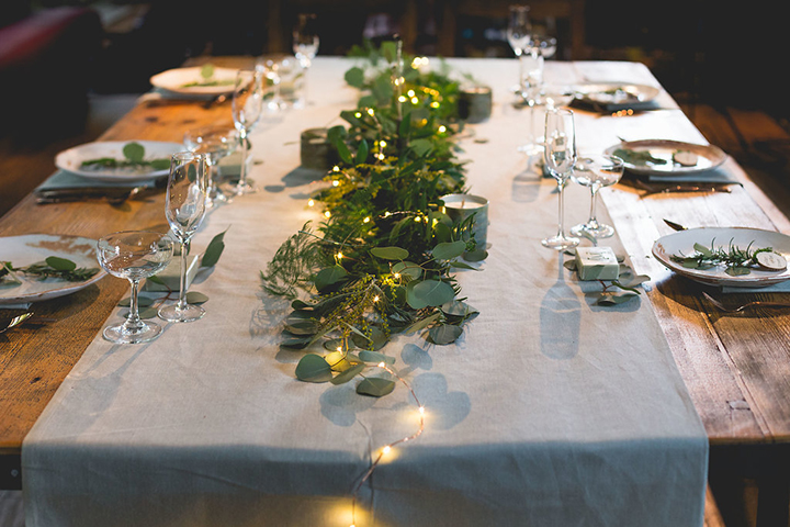 Die Hochzeit Tischdekoration wurde mit einem neutralen Stoff runner, grün, Kerzen und LEDs