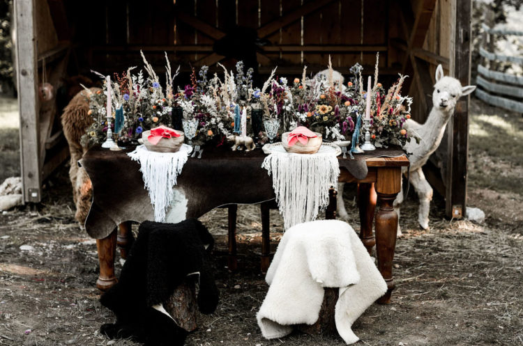 Die Hochzeit tablescape war fertig mit faux Tierhäuten, fringe, Kräuter, Weizen und Kerzen