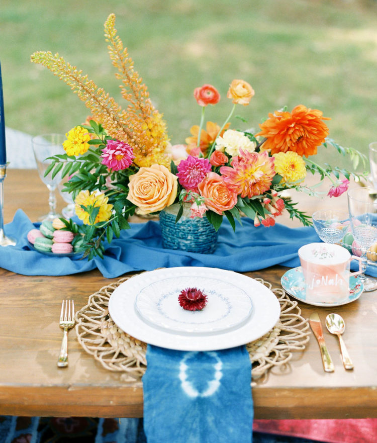 Die tablescape wurde mit einem Fetten blauen Tischläufer, dip-dye-Servietten, wicker-Ladegeräte, ein Glitzernder blauer vase mit auffälligen Blüten
