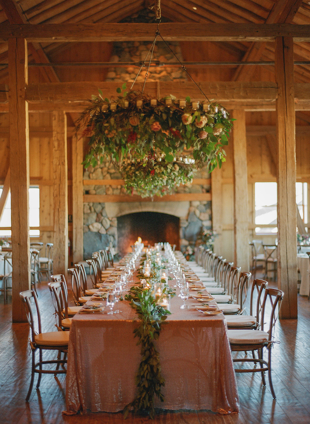 Die Hochzeit war rustikal - grün, blush peachy Blüten, rose Pailletten-Tischdecken und ein Kamin für Gemütlichkeit