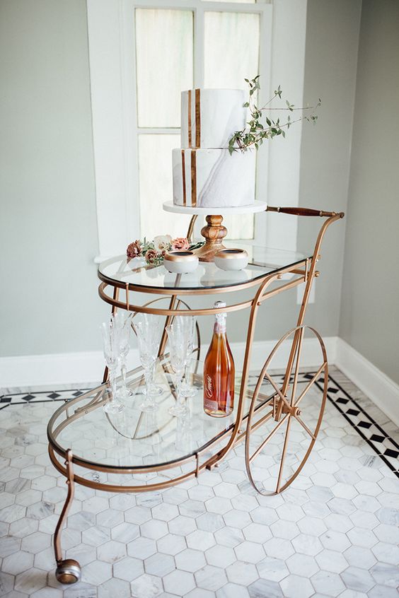 eine Kupfer-und Glas-trolley für die Anzeige Ihrer Hochzeit Kuchen und Alkohol