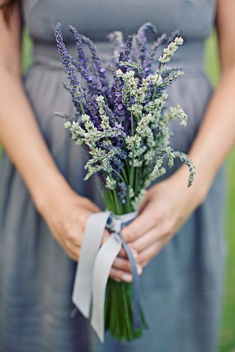 ein grauen Brautjungfer Kleid wird schön Aussehen mit einem Lavendel Strauß