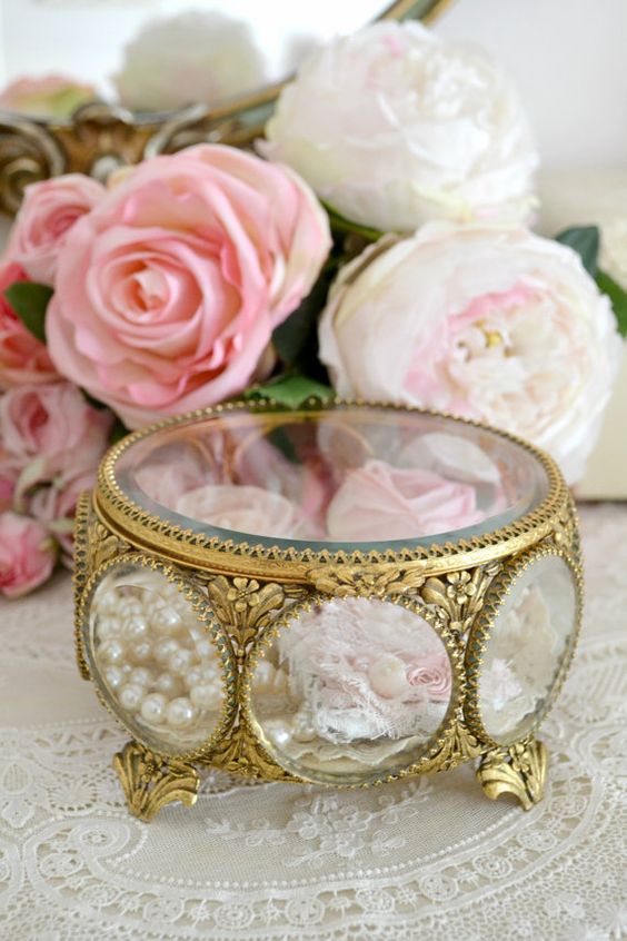 wunderschönen, antiken Schmuck-box mit bejeweled Glas und kleinen Blumen