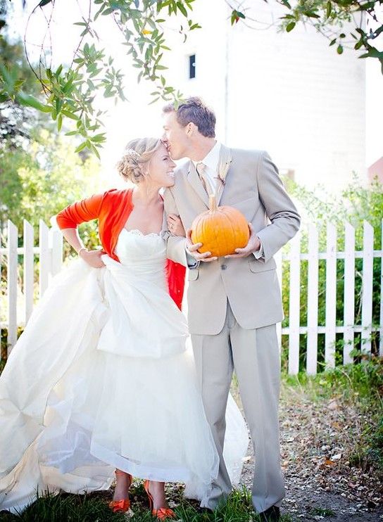 ein burnt orange Strickjacke und passenden Schuhen für einen fröhlichen Herbst-Braut