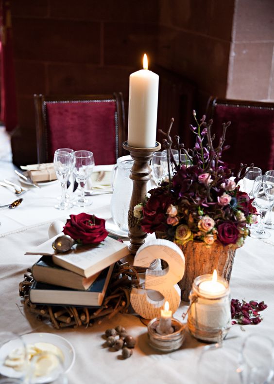 ein Harry-Potter-Hochzeit tablescape mit vintage Bücher, moody Blüten und Kerzen