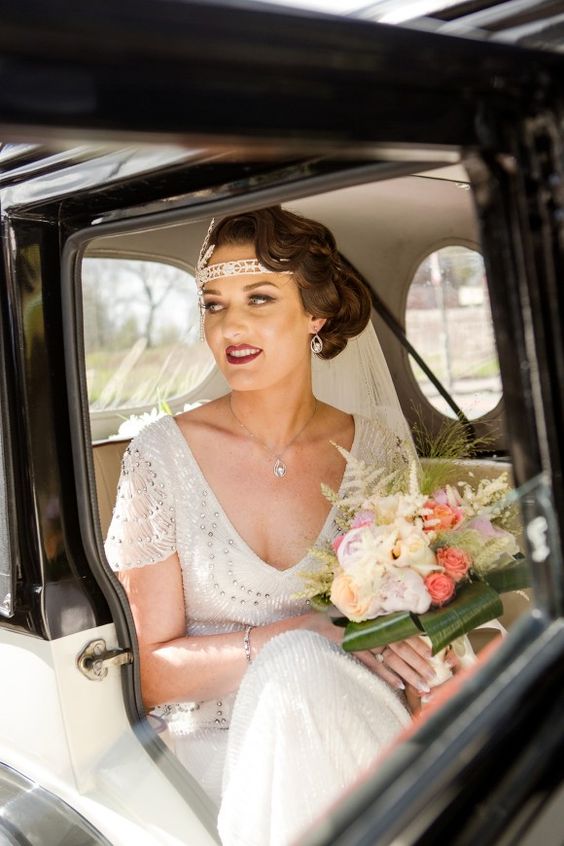 eine Tiefe V-Hals-Hochzeit Kleid mit schweren Perlen, cap-ärmel, passendes Zubehör und Haare
