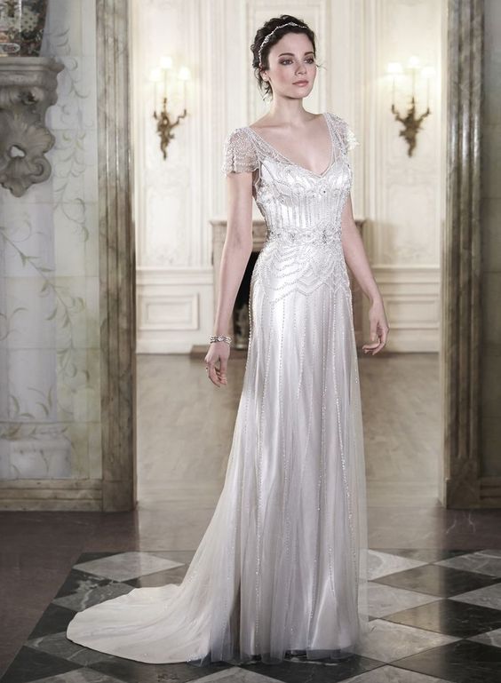 eine funkelnde art-deco Hochzeit Kleid mit einem tiefen V-Ausschnitt, cap-ärmel, aufwendige Perlen und Strass