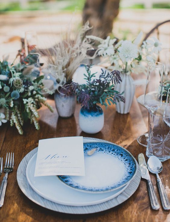 ein Küsten-Tabelle Einstellung akzentuiert mit indigo Vasen und wunderschön Bemalte Teller