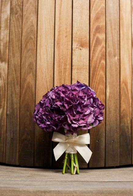 ein elegantes lila hydrangea-Hochzeits-Blumenstrauß mit einer weißen Schleife