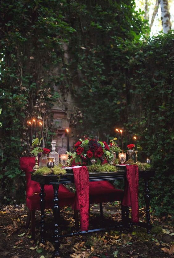 Schatz Hochzeit Tisch mit rotem samt, Moos, rote Rosen und schwarze Kerzen sieht sehr charmant