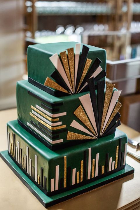 ein grünes Quadrat Hochzeitstorte mit schwarz, weiß und gold-Glitzer-details