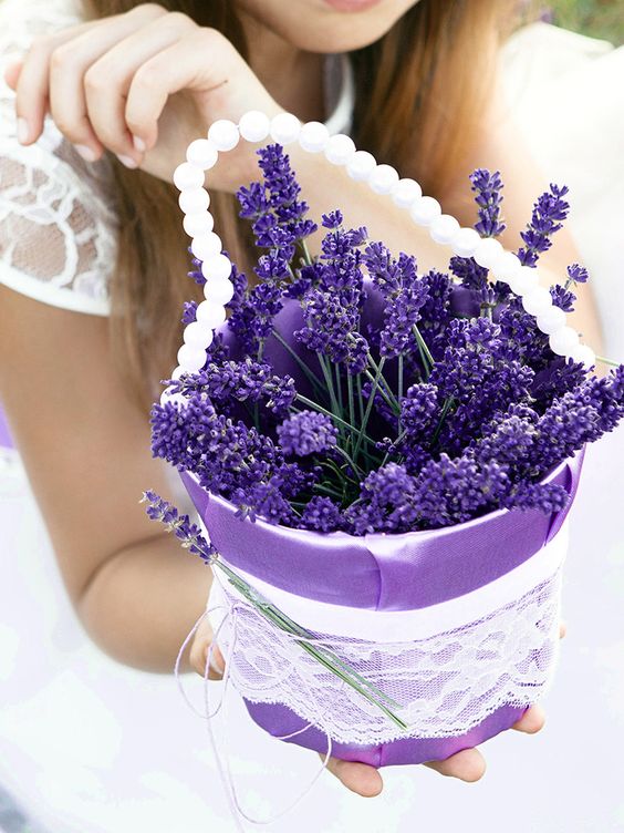 vintage-Blumen-Mädchen-Korb mit einer Perle Strang und gefüllt mit frischem Lavendel