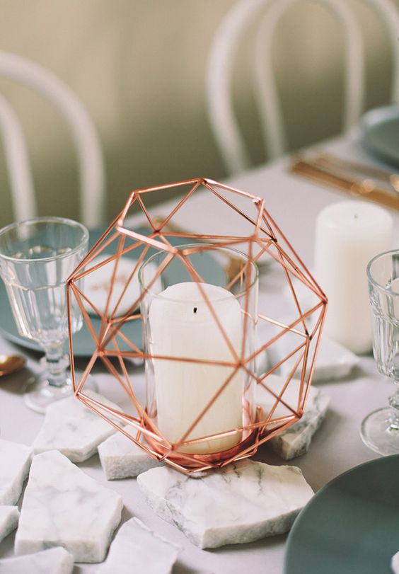 eine geometrische Kupfer-Kerze-Halter für eine mutige, moderne Tischdekoration