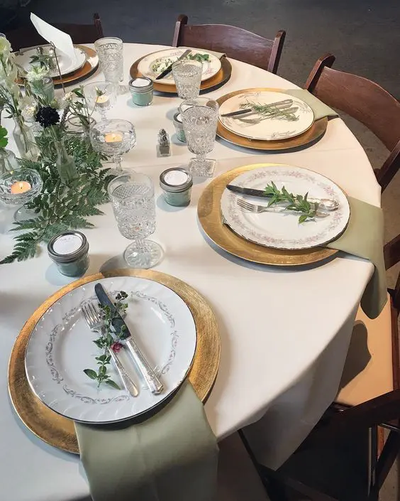 chic Elb-inspirierten Tisch mit gold Ladegeräte, grün, laub und Kerzen