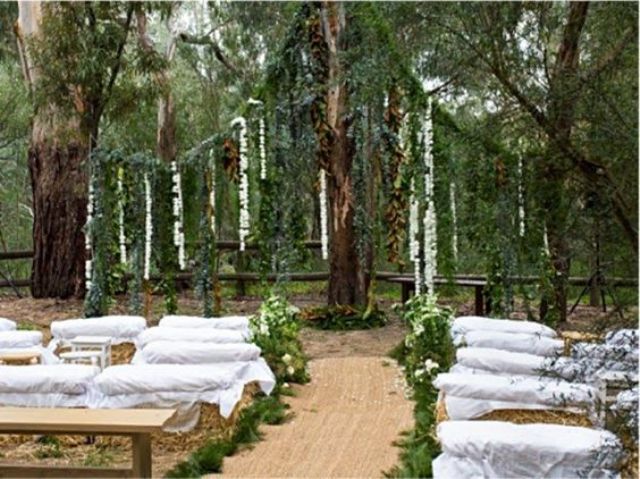 HDR-inspirierte Zeremonie-Raum mit hängenden Blumen und grün und Heu bedeckt mit Gewebe für ein hobbit fühlen