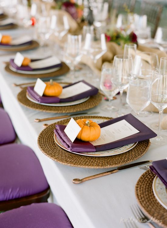 eine Herbst Tischdekoration mit lila Servietten, Speisekarten und Stühle, Kürbisse für card-Inhaber