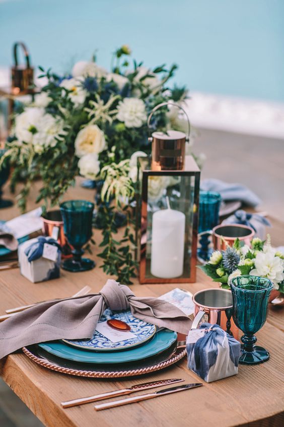 akzentuieren Sie Ihren Tisch mit indigo Gläser, Teller und Geschenk-Boxen und hinzufügen Kupfer für eine-chic-look